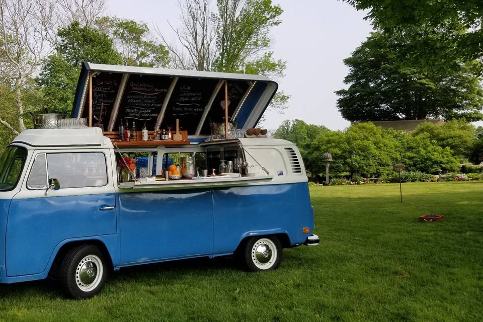 What Are the Dos and Don'ts of Using a Mobile Bar Hire for a Themed Party? -